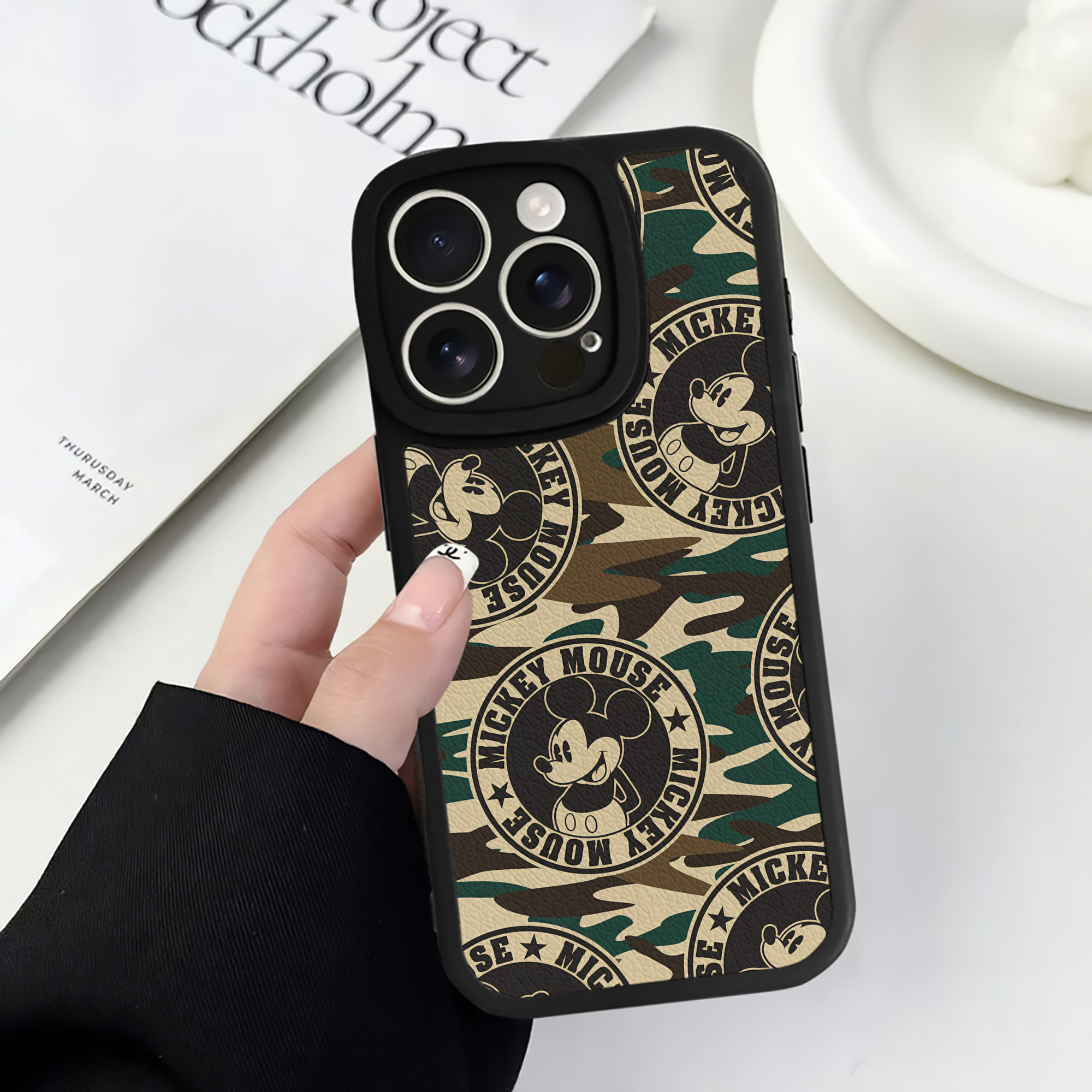 （画像用） ミッキーマウス Mickey Mouse 【iPhone 16シリーズ対応】シリコンスマホケース（レザー調） 材質：シリコン